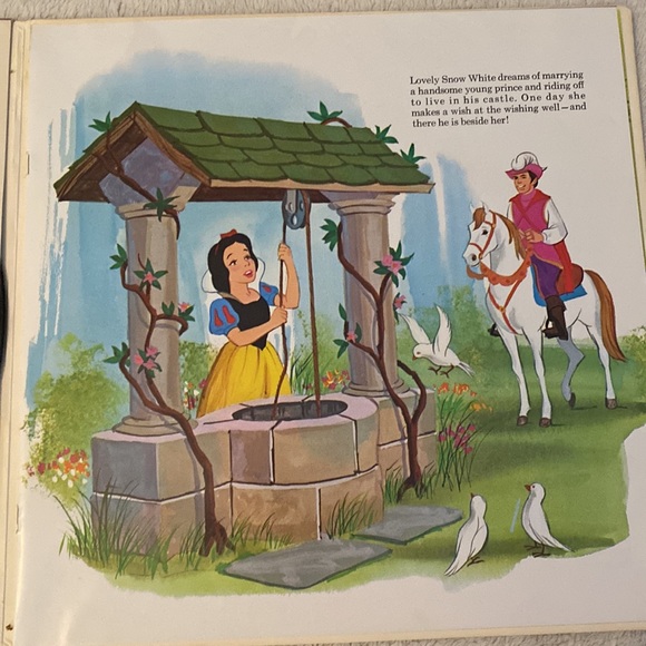 Disneyland record and storybook of Snow White. - Picture 5 of 5